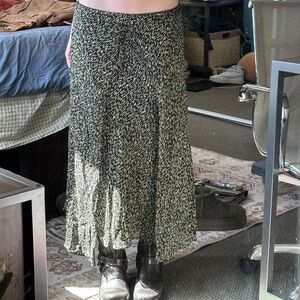 Flowy skirt with tie